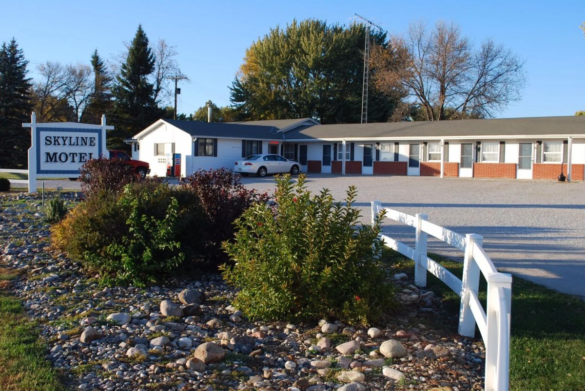 Front of Skyline Motel